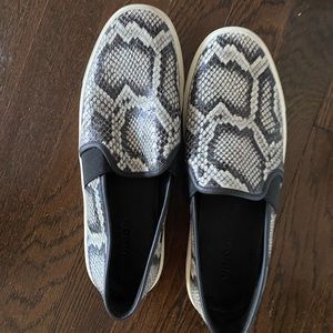 Vince ! Shoes don’t fit post pregnancy.  Worn once.